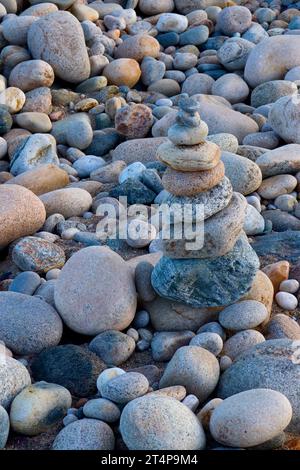 Pietre impilate da Beachgoer Foto Stock