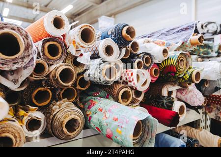 Rotoli di tessuto con motivi colorati - attrezzatura da cucire Foto Stock