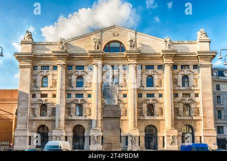 Facciata di Palazzo Mezzanotte (in inglese: Palazzo di mezzanotte), sede della Borsa Italiana a Milano Foto Stock
