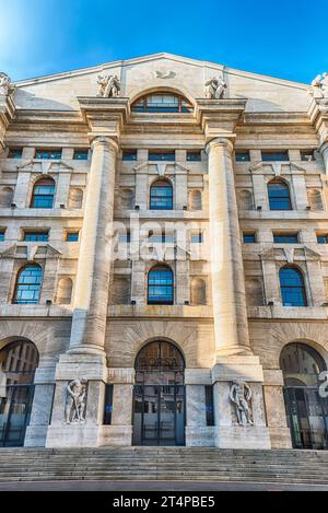 Facciata di Palazzo Mezzanotte (in inglese: Palazzo di mezzanotte), sede della Borsa Italiana a Milano Foto Stock
