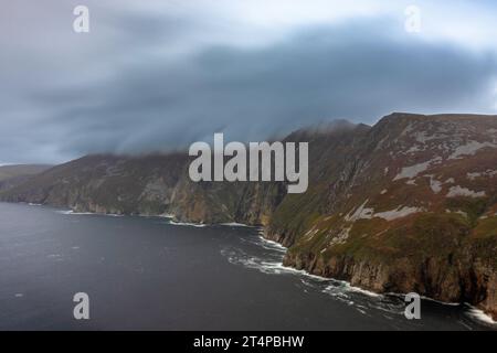 Le torreggianti scogliere della Slieve League sulla costa frastagliata di Donegal sono alcune delle scogliere più alte d'Europa. Foto Stock