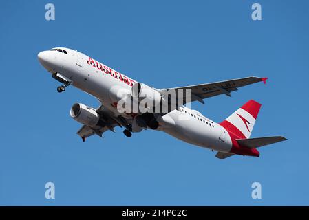 Tenerife, Spagna 29 ottobre 2023. Austrian Airlines, Airbus A320-214. Austrian Airlines vola nel cielo blu Foto Stock