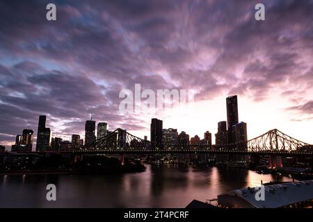 BRISBANE, AUSTRALIA - 27 LUGLIO 2023: Skyline di Brisbane e Story Bridge dal sobborgo di New Farm e Wilson Outlook Reserve al crepuscolo nel Queensland, A Foto Stock