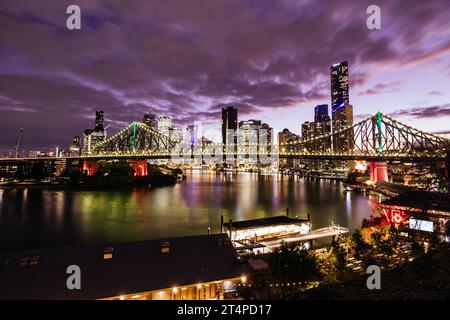 BRISBANE, AUSTRALIA - 27 LUGLIO 2023: Skyline di Brisbane e Story Bridge dal sobborgo di New Farm e Wilson Outlook Reserve al crepuscolo nel Queensland, A Foto Stock