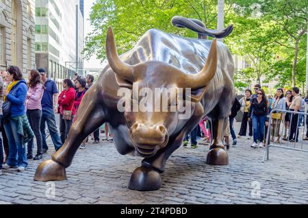 NEW YORK CITY - MAGGIO 27: The Landmark Charging Bull in Downtown Manhattan, 27 maggio 2013. La scultura è una popolare destinazione turistica e rappresenta Foto Stock