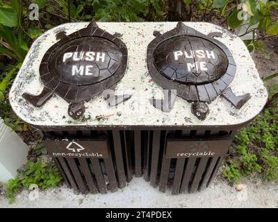 Vista ravvicinata di una coppia di cestini per rifiuti esterni dal design accattivante con separazione per articoli riciclati e non riciclati. Foto Stock