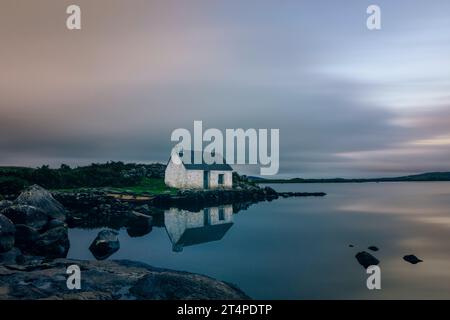 Lo Screebe Fisherman's Hut è una piccola e tradizionale capanna da pesca sulla Wild Atlantic Way nel Connemara, Irlanda. Foto Stock