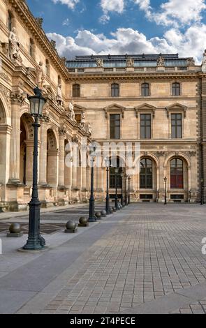 Vista ragmentale sul palazzo del Louvre a Parigi Foto Stock