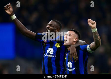 Marcus Thuram e Lautaro Martinez dell'FC Internazionale celebrano la vittoria al termine della partita di serie A tra FC Internazionale e AS Roma. Foto Stock