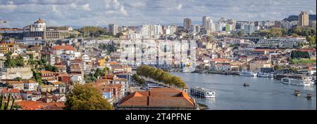 Vista panoramica sul fiume Douro a Porto, Portogallo, il 21 ottobre 2023 Foto Stock