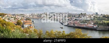 Vista panoramica sul fiume Douro a Porto, Portogallo, il 21 ottobre 2023 Foto Stock