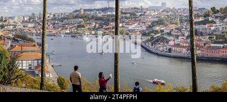 Vista panoramica lungo il fiume Douro, fila di alberi a Porto, Portogallo, il 21 ottobre 2023 Foto Stock