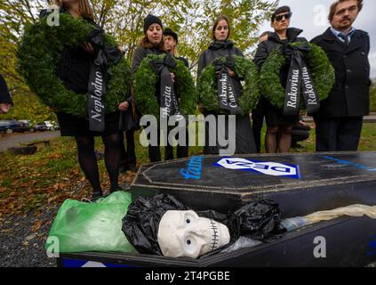 Neratovice, Repubblica Ceca. 1 novembre 2023. Processione funebre con una bara per le vittime di inquinamento chimico e plastico organizzata da Arnika a Neratovice, distretto di Melnik, il 1 ° novembre 2023. L'evento ha lanciato una petizione chiamata Future Without Plastics, che invita i governi e le aziende ad assumersi la responsabilità dell'inquinamento chimico e plastico del pianeta. Crediti: Michaela Rihova/CTK Photo/Alamy Live News Foto Stock