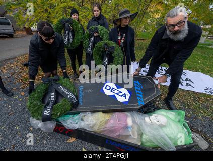 Neratovice, Repubblica Ceca. 1 novembre 2023. Processione funebre con una bara per le vittime di inquinamento chimico e plastico organizzata da Arnika a Neratovice, distretto di Melnik, il 1 ° novembre 2023. L'evento ha lanciato una petizione chiamata Future Without Plastics, che invita i governi e le aziende ad assumersi la responsabilità dell'inquinamento chimico e plastico del pianeta. Crediti: Michaela Rihova/CTK Photo/Alamy Live News Foto Stock