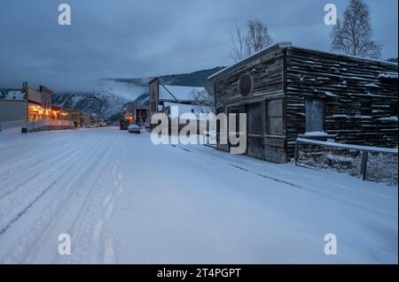 Alba su una strada innevata a Dawson City, Yukon, Canada Foto Stock