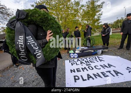 Neratovice, Repubblica Ceca. 1 novembre 2023. Processione funebre con una bara per le vittime di inquinamento chimico e plastico organizzata da Arnika a Neratovice, distretto di Melnik, il 1 ° novembre 2023. L'evento ha lanciato una petizione chiamata Future Without Plastics, che invita i governi e le aziende ad assumersi la responsabilità dell'inquinamento chimico e plastico del pianeta. Crediti: Michaela Rihova/CTK Photo/Alamy Live News Foto Stock