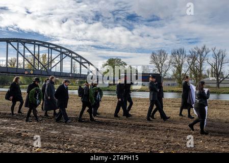 Neratovice, Repubblica Ceca. 1 novembre 2023. Processione funebre con una bara per le vittime di inquinamento chimico e plastico organizzata da Arnika a Neratovice, distretto di Melnik, il 1 ° novembre 2023. L'evento ha lanciato una petizione chiamata Future Without Plastics, che invita i governi e le aziende ad assumersi la responsabilità dell'inquinamento chimico e plastico del pianeta. Crediti: Michaela Rihova/CTK Photo/Alamy Live News Foto Stock