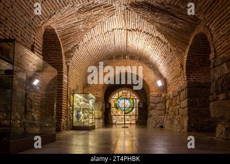 Avila, Spagna, 08.10.21. Museo e casa di Santa Teresa d'Avila, vista interna della cripta con mostre, corridoio e vetrate colorate. Foto Stock