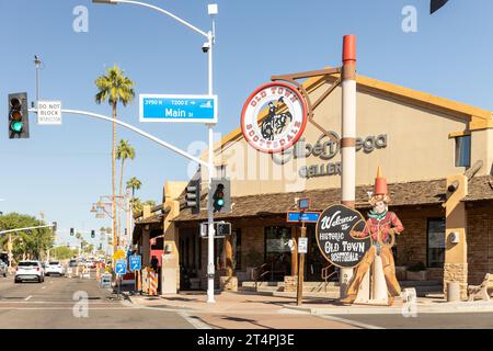 Il centro storico di Scottsdale è famoso per i suoi negozi, le gallerie d'arte, i ristoranti, i bar e i club, con il loro simbolo che si trova lungo ogni strada. Foto Stock