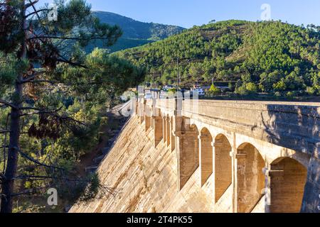 Diga di El Burguillo Reservoir (Embalse de El Burguillo) sul fiume Alberche, Avila, Spagna, centrale idroelettrica tra foreste di pini e colline. Foto Stock