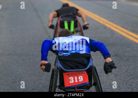 Atleti in sedia a rotelle che gareggiano in una maratona sulle strade della contea di Suffolk, Long Island, New York. Foto Stock