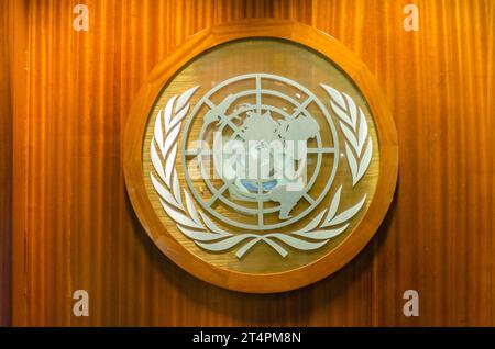 NEW YORK CITY - MAGGIO 28: Sfondo con il logo delle Nazioni Unite presso la sede delle Nazioni Unite, New York City, USA, 28 maggio 2013. Lo erano le Nazioni Unite Foto Stock