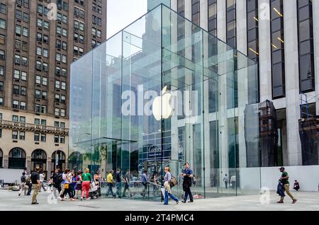 NEW YORK CITY - MAGGIO 29: Apple Store Cube on 5th Avenue, New York, USA, 29 maggio 2013. A partire da luglio 2013, Apple ha 411 negozi al dettaglio in 14 paesi Foto Stock