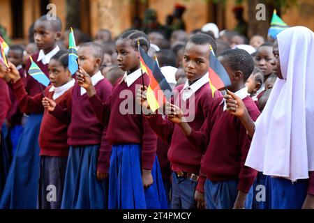 Songea, Tanzania. 1 novembre 2023. Gli allievi della scuola elementare Maji-Maji di Songea si trovano nel cortile della scuola con bandiere tedesche e tanzaniane durante la visita del presidente Steinmeier. Steinmeier ha concluso il suo viaggio in Tanzania mercoledì con la sua visita a Songea. Crediti: Bernd von Jutrczenka/dpa/Alamy Live News Foto Stock