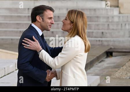 Parigi, Francia. 31 ottobre 2023. Julien Mattia/le Pictorium - Emmanuel Macron riceve Roberta Metsola - 31/10/2023 - Francia/Ile-de-France (regione)/Parigi - il Presidente della Repubblica francese, Emmanuel Macron, ha ricevuto il Presidente del Parlamento europeo, Roberta Metsola, al Palazzo dell'Eliseo il 31 ottobre 2023. Crediti: LE PICTORIUM/Alamy Live News Foto Stock