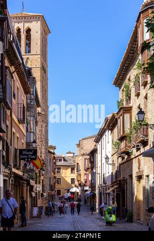 Toledo, Spagna, 08.10.21. Calle de Santo Tome, stretta strada medievale acciottolata con negozi, hotel, ristoranti, balconi tradizionali e chiesa. Foto Stock