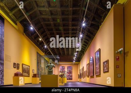 Toledo, Spagna, 08.10.21. Galleria d'arte con dipinti di El Greco, vetrine e soffitto decorativo in legno nel Museo di Santa Cruz, vista interna. Foto Stock