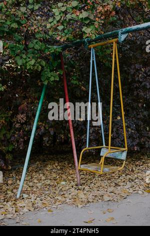 Altalena per bambini per una persona. Parco giochi rétro. Attrezzature da cantiere nei paesi della CSI durante l'Unione Sovietica. Foto Stock