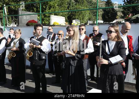 Sibenik, Croazia. 1 novembre 2023. 01.11.2023., Sibenik - la tradizionale esibizione della banda di ottoni Sibenik, che ogni anno nel giorno di Ognissanti visita tutti i cimiteri e le marce della città per onorare la nostra cara partenza. La performance di quest'anno al cimitero di Kvanj, a Sibenik, Croazia, il 1 novembre 2023. Foto: Dusko Jaramaz/PIXSELL credito: Pixsell/Alamy Live News Foto Stock