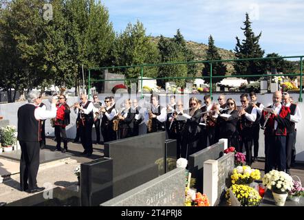 Sibenik, Croazia. 1 novembre 2023. 01.11.2023., Sibenik - la tradizionale esibizione della banda di ottoni Sibenik, che ogni anno nel giorno di Ognissanti visita tutti i cimiteri e le marce della città per onorare la nostra cara partenza. La performance di quest'anno al cimitero di Kvanj, a Sibenik, Croazia, il 1 novembre 2023. Foto: Dusko Jaramaz/PIXSELL credito: Pixsell/Alamy Live News Foto Stock