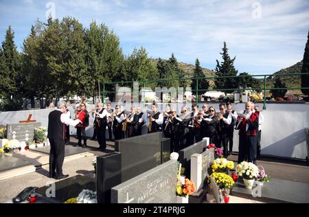 Sibenik, Croazia. 1 novembre 2023. 01.11.2023., Sibenik - la tradizionale esibizione della banda di ottoni Sibenik, che ogni anno nel giorno di Ognissanti visita tutti i cimiteri e le marce della città per onorare la nostra cara partenza. La performance di quest'anno al cimitero di Kvanj, a Sibenik, Croazia, il 1 novembre 2023. Foto: Dusko Jaramaz/PIXSELL credito: Pixsell/Alamy Live News Foto Stock