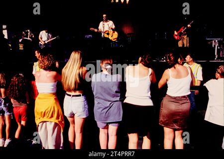 FAN DEI CONCERTI, CARDIFF BIG WEEKEND, 1996: Giovani fan in mezzo alla folla contro la barriera di sicurezza durante una pop band Red Dragon radio ambientata al primo Cardiff Big Weekend Summer Festival a Cardiff, Galles, Regno Unito, il 12 agosto 1995. Foto: Rob Watkins Foto Stock