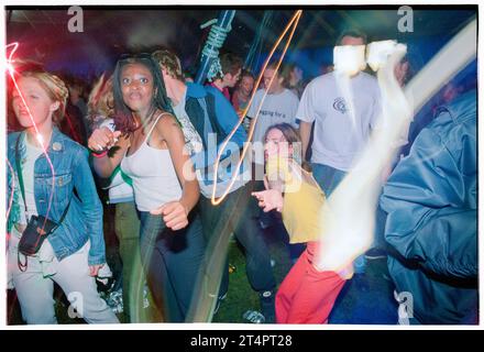 DANCE FANS, ESSENTIAL FESTIVAL, BRIGHTON, 1996: Giovani appassionati di musica dance in mezzo alla folla contro la barriera di sicurezza nella Dance Tent all'Essential Festival 1996 allo Stanmer Park di Brighton, Inghilterra, il 25 maggio 1996. Foto: Rob Watkins Foto Stock