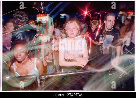 DANCE FANS, ESSENTIAL FESTIVAL, BRIGHTON, 1996: Giovani appassionati di musica dance in mezzo alla folla contro la barriera di sicurezza nella Dance Tent all'Essential Festival 1996 allo Stanmer Park di Brighton, Inghilterra, il 25 maggio 1996. Foto: Rob Watkins Foto Stock