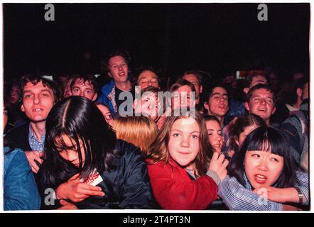 BRITPOP FANS, ESSENTIAL FESTIVAL, BRIGHTON, 1996: I giovani fan britannici entusiasti in mezzo alla folla contro la barriera di sicurezza durante la mania Britpop all'Essential Festival 1996 allo Stanmer Park di Brighton, Inghilterra, il 25 maggio 1996. Foto: Rob Watkins Foto Stock