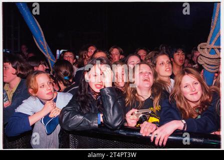 BRITPOP FANS, ESSENTIAL FESTIVAL, BRIGHTON, 1996: I giovani fan britannici entusiasti in mezzo alla folla contro la barriera di sicurezza durante la mania Britpop all'Essential Festival 1996 allo Stanmer Park di Brighton, Inghilterra, il 25 maggio 1996. Foto: Rob Watkins Foto Stock