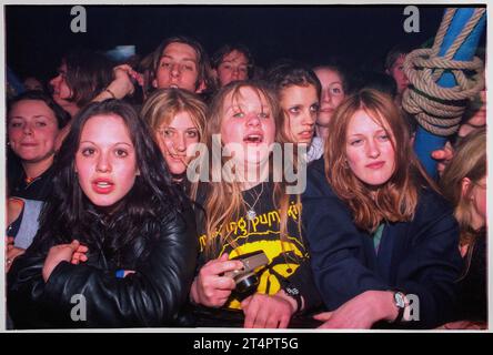 BRITPOP FANS, ESSENTIAL FESTIVAL, BRIGHTON, 1996: I giovani fan britannici entusiasti in mezzo alla folla contro la barriera di sicurezza durante la mania Britpop all'Essential Festival 1996 allo Stanmer Park di Brighton, Inghilterra, il 25 maggio 1996. Foto: Rob Watkins Foto Stock