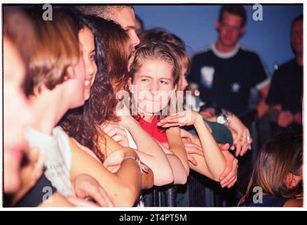 FAN DEL TRIP HOP, GLAMOURGAN UNIVERSITY, 1996: Giovani fan in mezzo alla folla contro la barriera di sicurezza durante il Morcheeba ambientato alla Glamorgan University in Galles, Regno Unito, nell'ottobre 1996. Foto: Rob Watkins Foto Stock