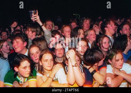 FAN DELLA BRITPOP, BRISTOL UNIVERSITY, 1996: Giovani fan in mezzo alla folla contro la barriera di sicurezza durante i Cardigans ambientati nel NME Tour alla Bristol University Anson Rooms a Bristol, Inghilterra, nel gennaio 1996. Foto: Rob Watkins Foto Stock