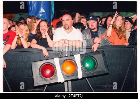 BRITPOP FANS, ESSENTIAL FESTIVAL, BRIGHTON, 1996: Fan britannici di età mista tra la folla contro la barriera di sicurezza durante la mania Britpop all'Essential Festival 1996 allo Stanmer Park di Brighton, Inghilterra, il 25 maggio 1996. Foto: Rob Watkins Foto Stock