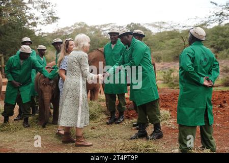 La Regina Camilla incontra i custodi degli elefanti durante una visita al Sheldrick Wildlife Trust Elephant Orphanage nel Parco Nazionale di Nairobi, per ascoltare il lavoro del Trust nella conservazione e conservazione della fauna selvatica e delle aree protette in tutto il Kenya, il secondo giorno della visita di stato in Kenya. Data foto: Mercoledì 1 novembre 2023. Foto Stock