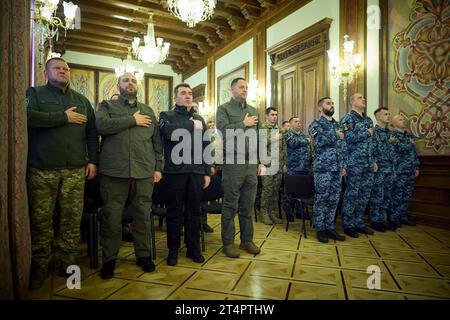 Kiev, Ucraina. 31 ottobre 2023. Da sinistra a destra: il comandante in capo delle forze armate Valeriy Zaluzhny, il ministro della difesa Rustem Umerov, il segretario ucraino del Consiglio per la sicurezza e la difesa nazionale Oleksiy Danilov e il capo di stato maggiore presidenziale Andriy Yermak, rappresentano l'inno nazionale durante una cerimonia in onore della giornata internazionale d'azione del Mar Nero al Palazzo Mariinsky, il 31 ottobre 2023 a Kiev, Ucraina. Credito: Ucraina Presidenza/Ufficio stampa presidenziale ucraino/Alamy Live News Foto Stock