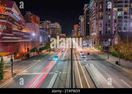Vista notturna a ovest lungo North Terrace ad Adelaide Foto Stock