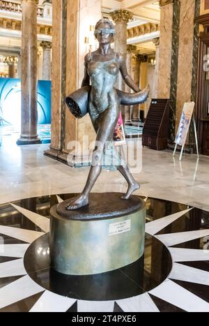 MONTE CARLO, MONACO - 13 AGOSTO: Statua della fortuna all'interno del Casinò di Monte Carlo, famoso complesso per il gioco d'azzardo e l'intrattenimento aperto nel 1863 e situato in Foto Stock