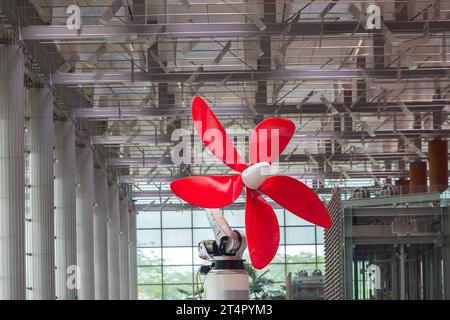 Vista ravvicinata "Daisy", l'elica a forma di fiore rappresenta la variegata flora di Singapore. Alimentato da sensori integrati, Changi Airport Terminal 3. Foto Stock