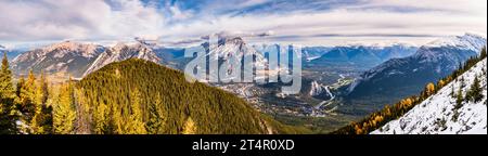 Vista panoramica su Banff da Sulphur Mountain, Banff, Alberta, Canada Foto Stock